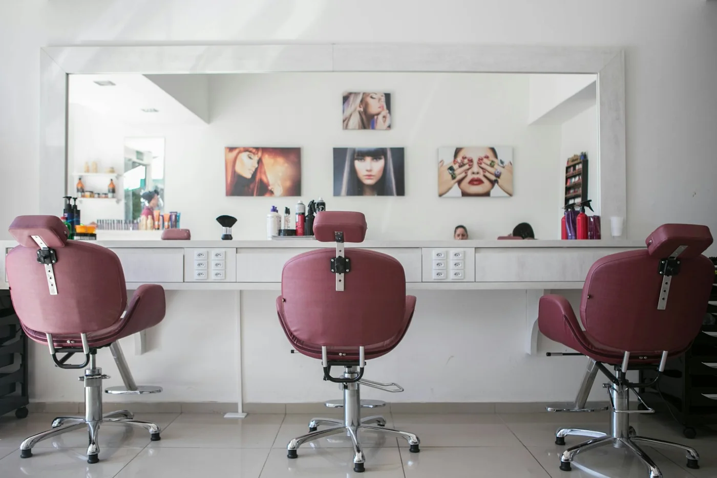 Interior de una peluquería con espejos y puestos de trabajo