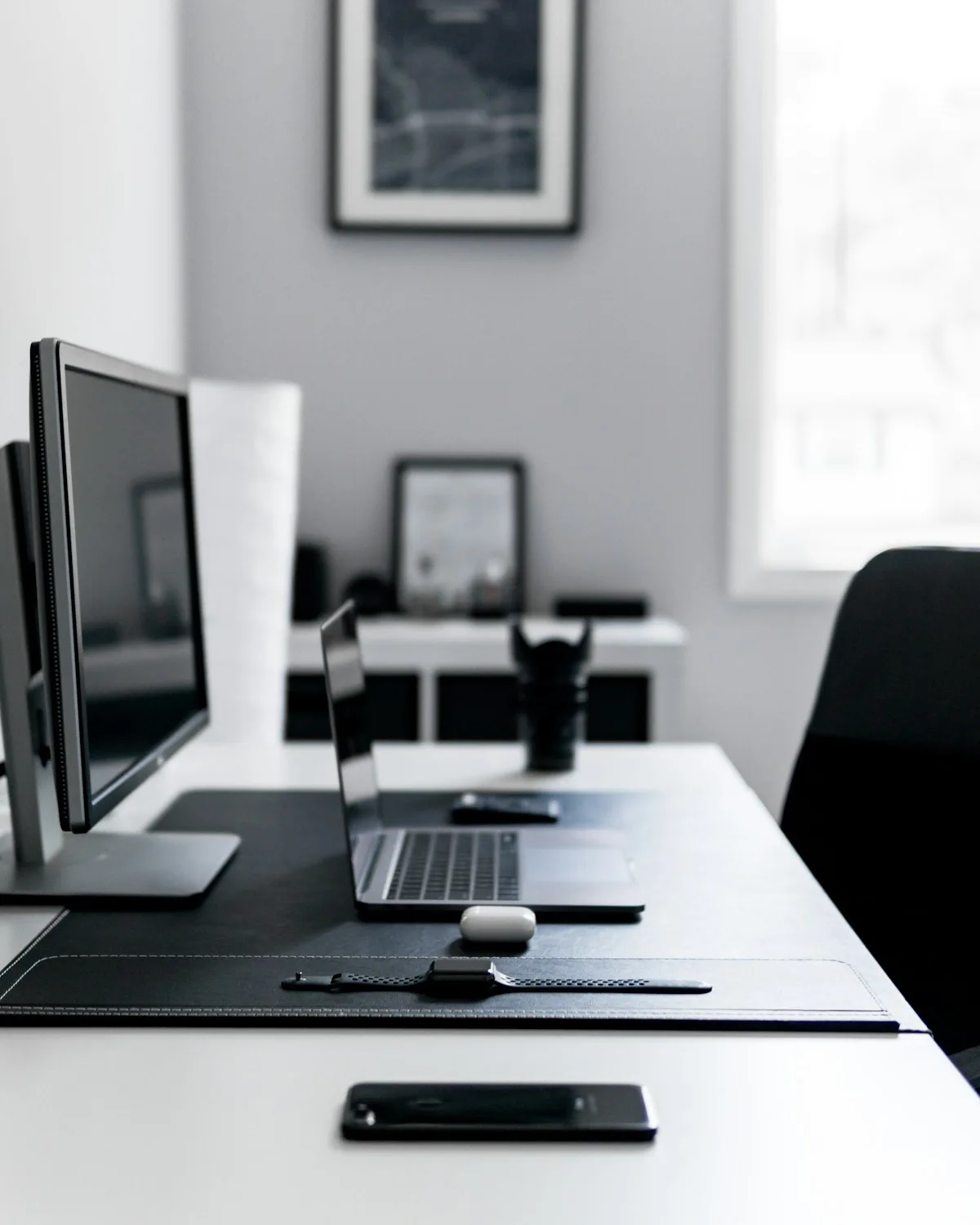 Espacio de trabajo con un ordenador y un portátil